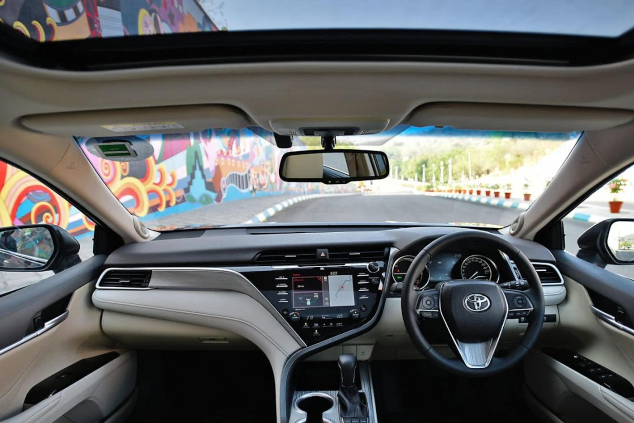 Toyota ची Car निघाली टँकसारखी मजबूत, हायवेवर विमान कारवर कोसळलं; सगळे सेफ! Toyota ची Car निघाली टँकसारखी मजबूत, हायवेवर विमान कारवर कोसळलं; सगळे सेफ!