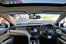 Toyota ची Car निघाली टँकसारखी मजबूत, हायवेवर विमान कारवर कोसळलं; सगळे सेफ!