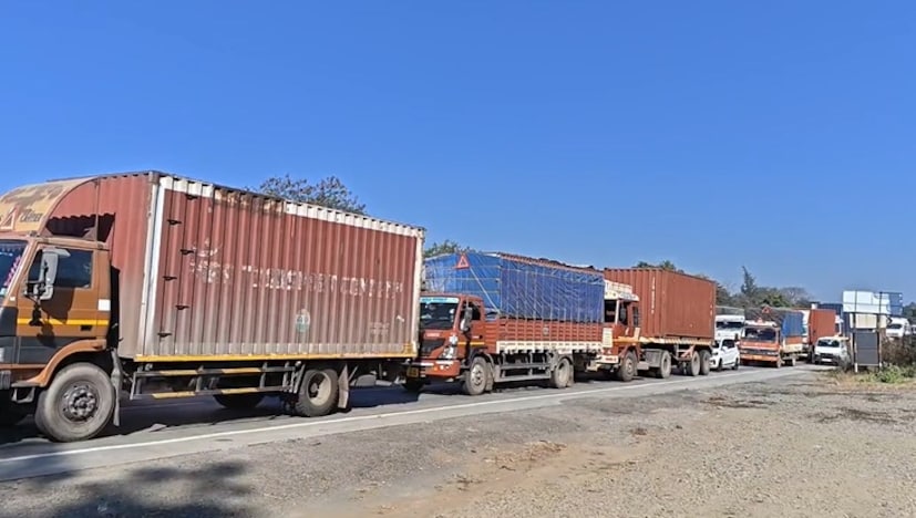 पालघर - मुंबई अहमदाबाद राष्ट्रीय महामार्गावर पालघरच्या तवा येथे चार वाहनांचा विचित्र अपघात झाला. अवजड वाहनाने अचानक ब्रेक घेतल्याने मागून येणारी तीन वाहन अवजड ट्रकला धडकली . अपघातात तीन ट्रकसह एका कारचा समावेश.चालक किरकोळ जखमी.