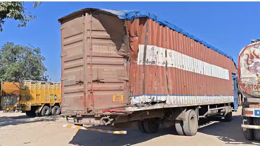 मुंबई-अहमदाबाद राष्ट्रीय महामार्गावर पालघरजवळच्या तवा येथे आज (१२ डिसेंबर) चार वाहनांचा विचित्र अपघात झाला. एका अवजड वाहनाने अचानक ब्रेक घेतल्यामुळे, मागून वेगाने येणारी तीन वाहने एकमेकांना धडकली आणि थेट त्या अवजड ट्रकला जाऊन आदळली. मुंबई-अहमदाबाद राष्ट्रीय महामार्गावर पालघरजवळच्या तवा येथे आज (१२ डिसेंबर) चार वाहनांचा विचित्र अपघात झाला. एका अवजड वाहनाने अचानक ब्रेक घेतल्यामुळे, मागून वेगाने येणारी तीन वाहने एकमेकांना धडकली आणि थेट त्या अवजड ट्रकला जाऊन आदळली.