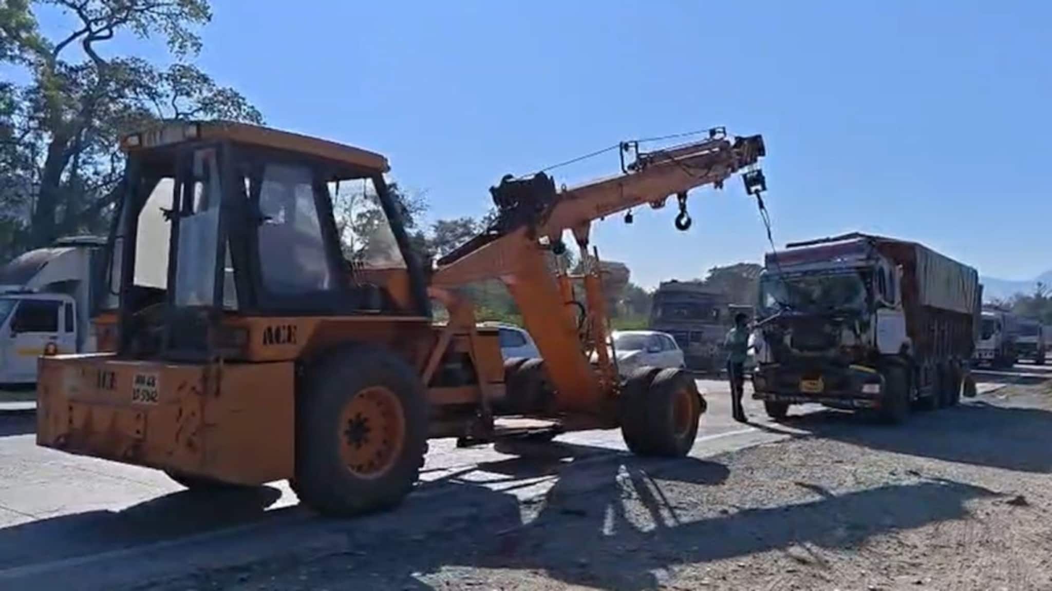 मुंबई-अहमदाबाद महामार्गावर चार वाहनांचा विचित्र अपघात! अवजड ट्रकला धडकल्या 3 गाड्या