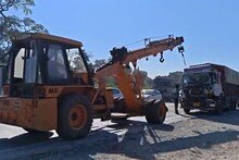 मुंबई-अहमदाबाद महामार्गावर चार वाहनांचा विचित्र अपघात! अवजड ट्रकला धडकल्या 3 गाड्या