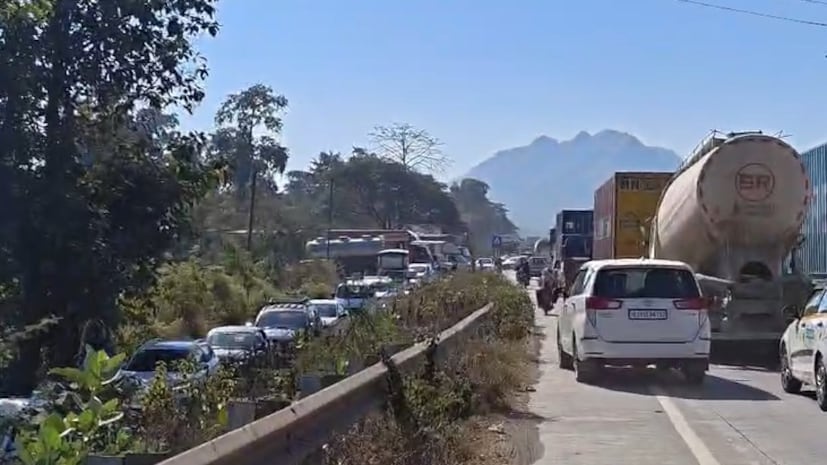 या विचित्र अपघातात एकूण चार वाहनांचा समावेश होता. ज्या वाहनाने अचानक ब्रेक घेतला, तो एक अवजड ट्रक होता. या ट्रकला मागून येणाऱ्या दोन ट्रकसह एका कारने जोरदार धडक दिली. हा अपघात इतका मोठा होता की, त्यामुळे वाहनांचे मोठे नुकसान झाले.