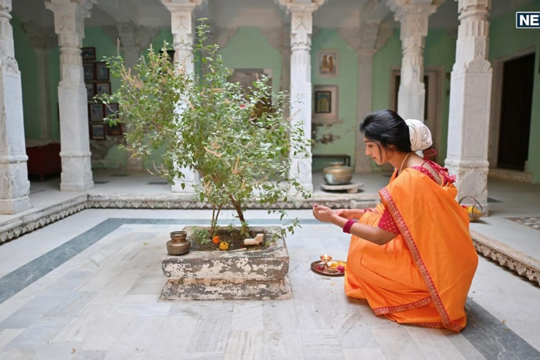 गुरुवारी तुलसी चालीसेचे पठन उघडणार नशिबाचे द्वार, अडचणी एका क्षणात होतील दूर! गुरुवारी तुलसी चालीसेचे पठन उघडणार नशिबाचे द्वार, अडचणी एका क्षणात होतील दूर!