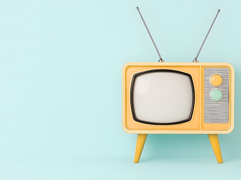 90 च्या दशकात ज्यांच्या घरी टीव्ही असायचा, त्यांना अख्ख्या गावात मान असायचा. रविवारी 'रामायण' किंवा 'महाभारत' पाहण्यासाठी शेजारच्या लोकांची गर्दी व्हायची. लोक रंगोली किंवा चार्लीचापलीनचा शो पाहायला देखील गर्दी करायचे. कोणा एका व्यक्तीच्या घरी टीव्ही असायचा त्यामुळे लोक त्याच्या घरी गर्दी करायचे. काळ बदलला, तंत्रज्ञान स्वस्त झालं आणि आज प्रत्येक घराच्या भिंतीवर टीव्ही आला आहे. त्यामुळे टीव्ही आता प्रत्येक घरातील ओळख झाला आहे. शहरी भागात तर तुम्हाला क्वचितच असं कोणतं घर दिसेल जिथे टीव्ही नाही. 90 च्या दशकात ज्यांच्या घरी टीव्ही असायचा, त्यांना अख्ख्या गावात मान असायचा. रविवारी 'रामायण' किंवा 'महाभारत' पाहण्यासाठी शेजारच्या लोकांची गर्दी व्हायची. लोक रंगोली किंवा चार्लीचापलीनचा शो पाहायला देखील गर्दी करायचे. कोणा एका व्यक्तीच्या घरी टीव्ही असायचा त्यामुळे लोक त्याच्या घरी गर्दी करायचे. काळ बदलला, तंत्रज्ञान स्वस्त झालं आणि आज प्रत्येक घराच्या भिंतीवर टीव्ही आला आहे. त्यामुळे टीव्ही आता प्रत्येक घरातील ओळख झाला आहे. शहरी भागात तर तुम्हाला क्वचितच असं कोणतं घर दिसेल जिथे टीव्ही नाही.