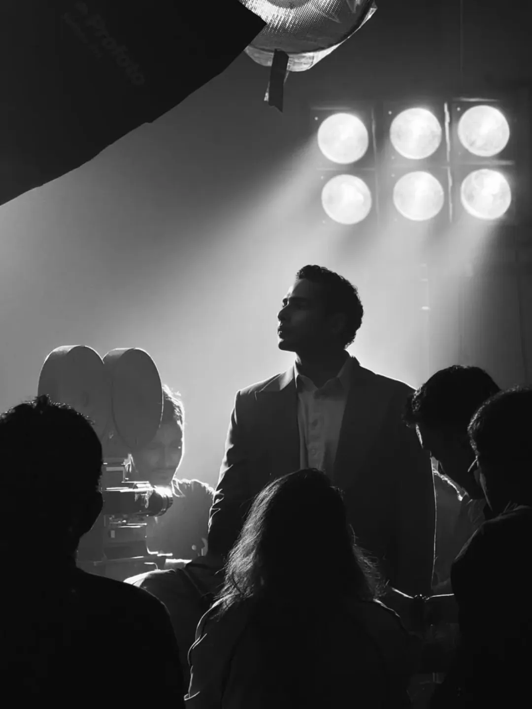 त्यानंतर आता सिनेमाचं दुसरं पोस्टर रिलीज झालं आहे. ज्यात 'जयश्री' या अत्यंत महत्त्वाच्या व्यक्तिरेखेची पहिली झलक सादर करण्यात आली आहे. ही भूमिका अभिनेत्री तमन्ना भाटिया साकारणार आहेत. कोण होत्या व्ही. शांताराम यांच्या आयुष्यातील जयश्री ज्यांच्या भूमिका अभिनेता तमन्ना भाटिया साकारणार आहे. 