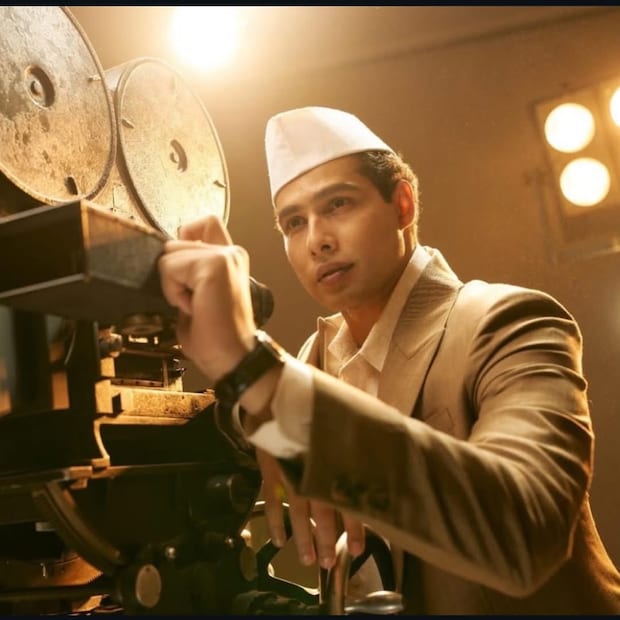 भारतीय सिनेमातील महान दिग्दर्शक आणि निर्माते शांताराम व्ही शांताराम यांच्या जीवनावर आधारित 'व्ही. शांताराम' या भव्य सिनेमाचं पहिलं पोस्टर प्रदर्शित झाल्यानंतर प्रेक्षकांनी सिनेमासाठी उत्सुकता दाखवली होती. अभिनेता सिद्धांत चतुर्वेदी व्ही. शांताराम यांच्या प्रमुख भूमिकेत दिसणार आहे. भारतीय सिनेमातील महान दिग्दर्शक आणि निर्माते शांताराम व्ही शांताराम यांच्या जीवनावर आधारित 'व्ही. शांताराम' या भव्य सिनेमाचं पहिलं पोस्टर प्रदर्शित झाल्यानंतर प्रेक्षकांनी सिनेमासाठी उत्सुकता दाखवली होती. अभिनेता सिद्धांत चतुर्वेदी व्ही. शांताराम यांच्या प्रमुख भूमिकेत दिसणार आहे.