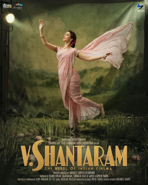 नुकत्याच प्रदर्शित झालेल्या पोस्टरमध्ये तमन्ना भाटिया गुलाबी साडीत मोहक अंदाजात दिसत आहे. तिच्या व्यक्तिमत्त्वातील सोज्वळता, नजाकत आणि कलात्मकतेची नाजूकता पोस्टरमधून प्रकर्षाने जाणवते. या झलकितून चित्रपटाचा भव्य स्केल, वैभवशाली मांडणी आणि त्या काळाचा समृद्ध कॅन्व्हास स्पष्टपणे दिसून येतो.