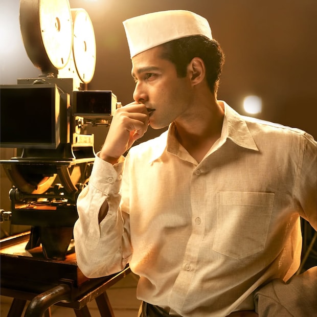 सिद्धांत चतुर्वेदी यांच्या व्ही. शांताराम यांच्या पोस्टरने प्रेक्षकांमध्ये अपार उत्सुकता निर्माण केली होती. आता तमन्ना भाटियाच्या 'जयश्री'च्या पोस्टरमुळे त्या कथेतला भावनिक आणि कलात्मक थर अधिक गडद झाला आहे. पडद्यावर व्ही. शांताराम आणि जयश्री यांचे समीकरण, त्यांचा सहप्रवास आणि त्यांच्या नात्यातील गुंफण पाहण्याची उत्सुकता प्रेक्षकांमध्ये अधिक वाढली आहे.