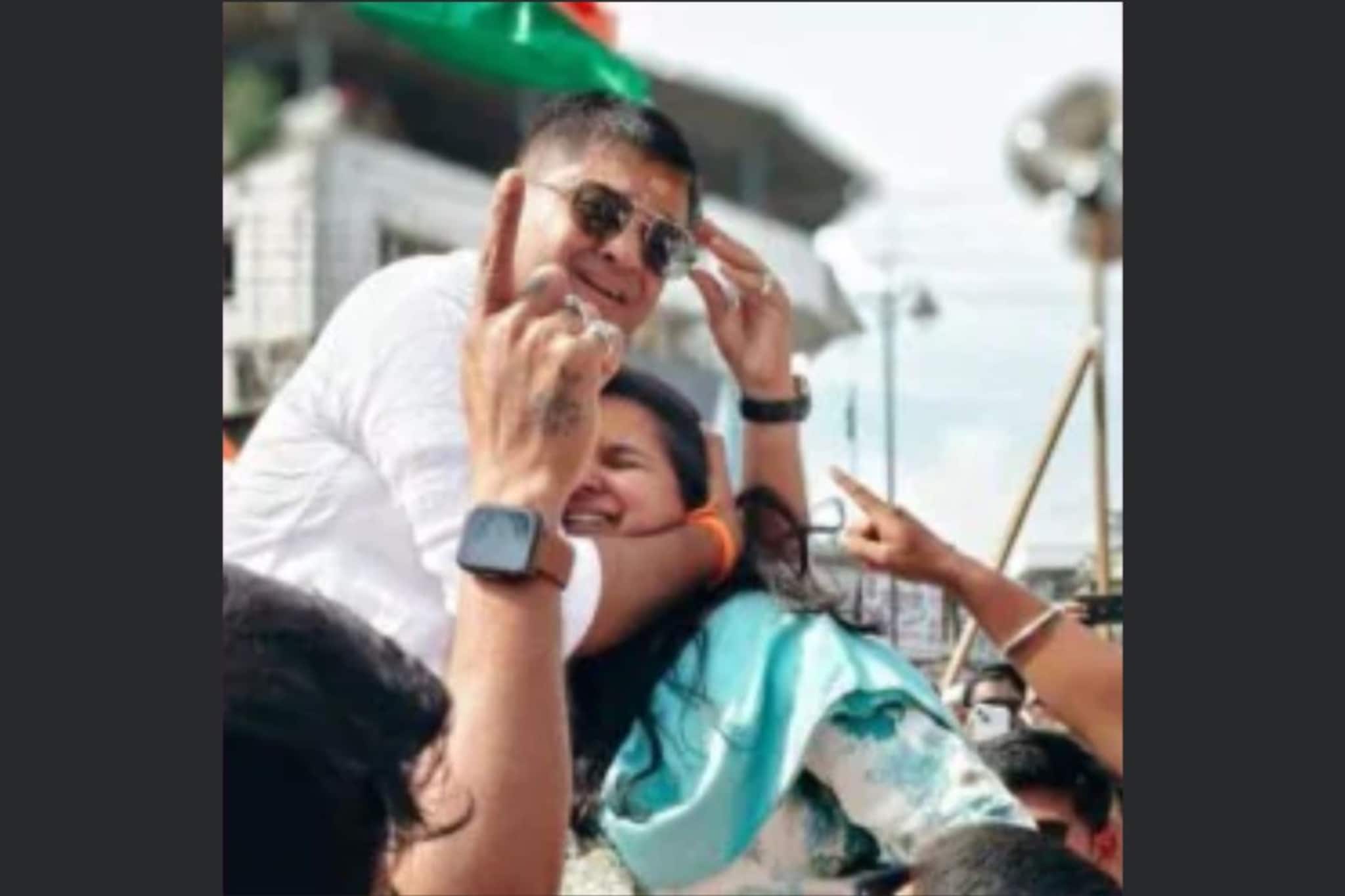 9 वर्षांपूर्वी बाप 6 मतांनी हरला, लेकीनं पूर्ण केलं स्वप्न, दोघंही ढसाढसा रडले