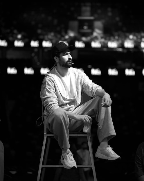 विकी कौशलने आपल्या कार कलेक्शनमध्ये एक भव्य आणि लक्झरीयस गाडी सामील केली आहे. विकीने खरेदी केलेल्या या नव्या गाडीची किंमत ऐकून सामान्य माणसाचे डोळे नक्कीच चमकतील.