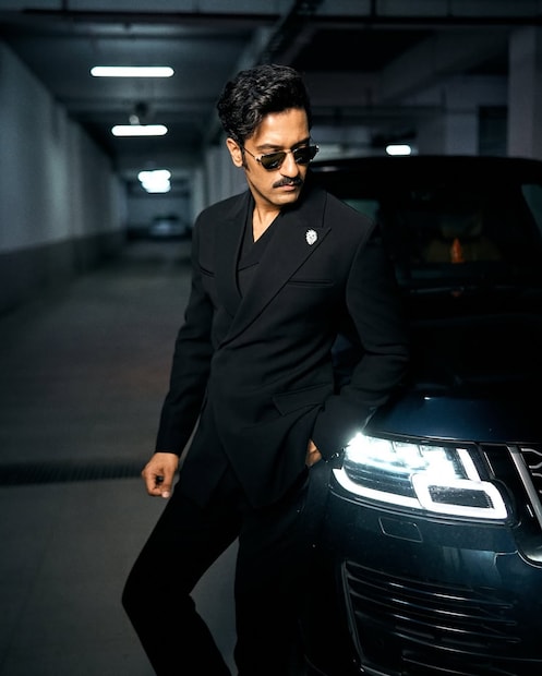 सुरक्षित आणि सुलभ ड्रायव्हिंगसाठी यात ब्रेक असिस्ट, रडार कॅमेरा यांसारखे प्रगत अडव्हान्स असिस्ट फीचर्स आहेत. याशिवाय उत्तम इंटिरियर, लाकडी-लेदर फिनिश आणि क्लायमेट कंट्रोलसारख्या सुविधांमुळे ही कार अत्यंत आलिशान ठरते.