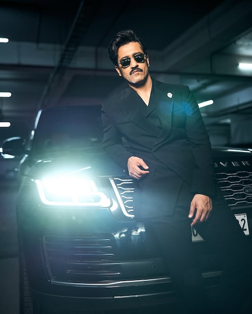 अशातच, ४ डिसेंबर रोजी विकी कौशल एका कार्यक्रमात आपल्या या ब्रांड न्यू कारसोबत स्पॉट झाला. मीडिया रिपोर्ट्सनुसार, विकी कौशलने Lexus LM350h 4S ही हाय-एंड कार खरेदी केली आहे. ही शानदार ४-सीटर कार असून तिची किंमत सुमारे ३.२० कोटी रुपये इतकी सांगितली जात आहे. विशेष म्हणजे ही कार हायब्रिड इंजिनवर चालते, ज्यामुळे ती पर्यावरणाच्या दृष्टीनेही चांगली मानली जाते.