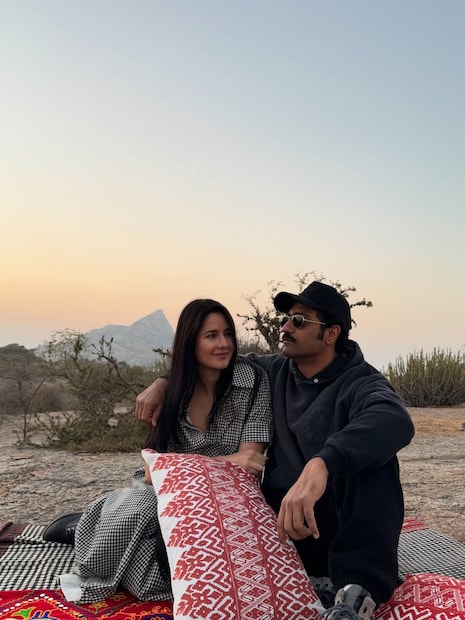  "आमच्या आनंदाचा खजिना या जगात आला आहे," असे त्यांनी लिहिले होते. कतरिना आणि विकीने कॅप्शनमध्ये 'ब्लेस्ड' असे लिहून देवाचे आभार मानले होते.