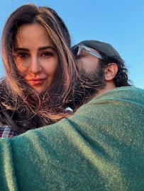 विकी कौशलसाठी लेकीने आणलं Good Luck! महिन्याभरात केली कोट्यवधींची खरेदी विकी कौशलसाठी लेकीने आणलं Good Luck! महिन्याभरात केली कोट्यवधींची खरेदी