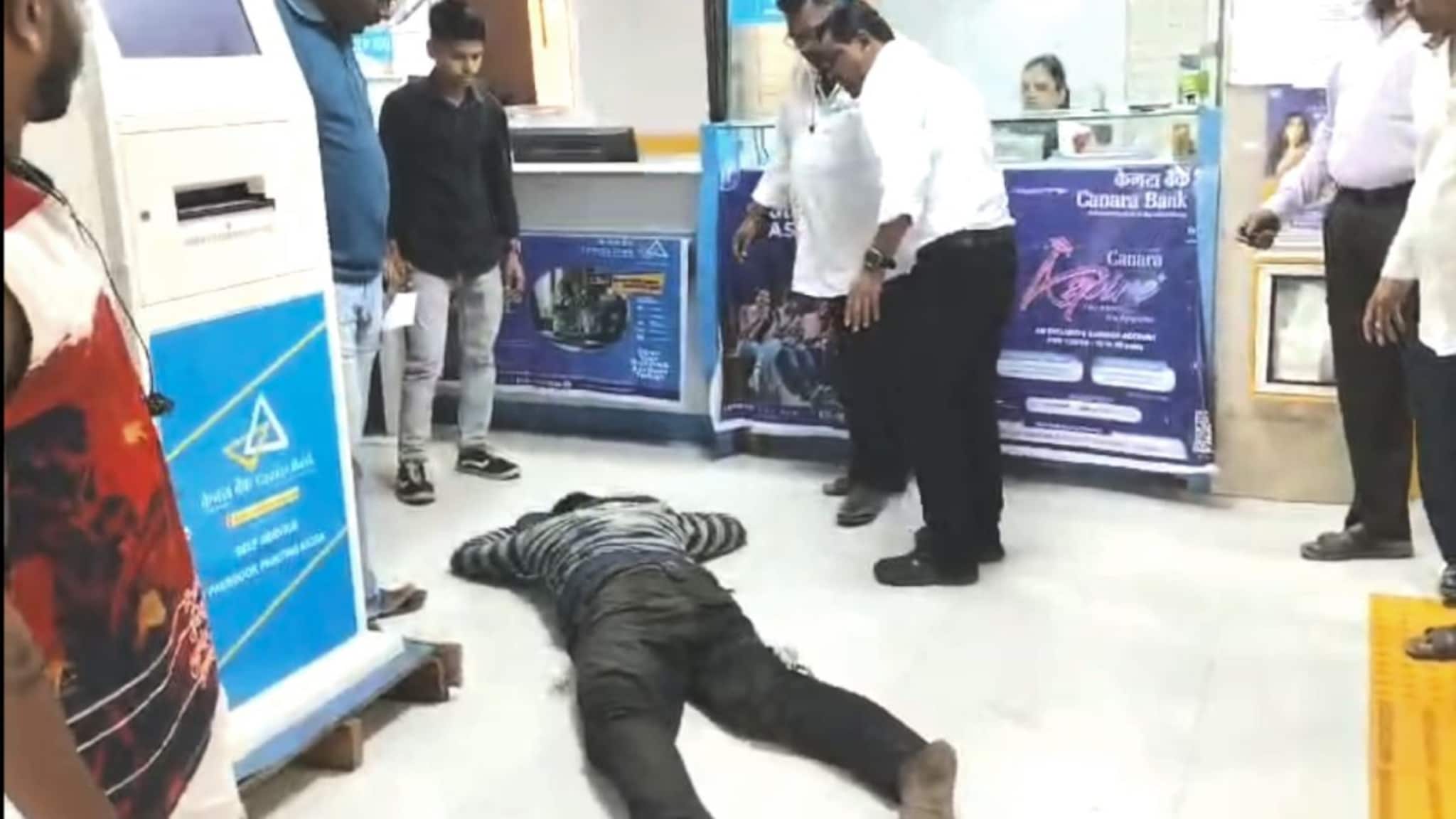 बँकेचा लंच टाइम संपला अन् तो आत घुसला, थेट काऊंटरजवळ लोटांगण आणि धिंगाणा, विरारमधला VIDEO