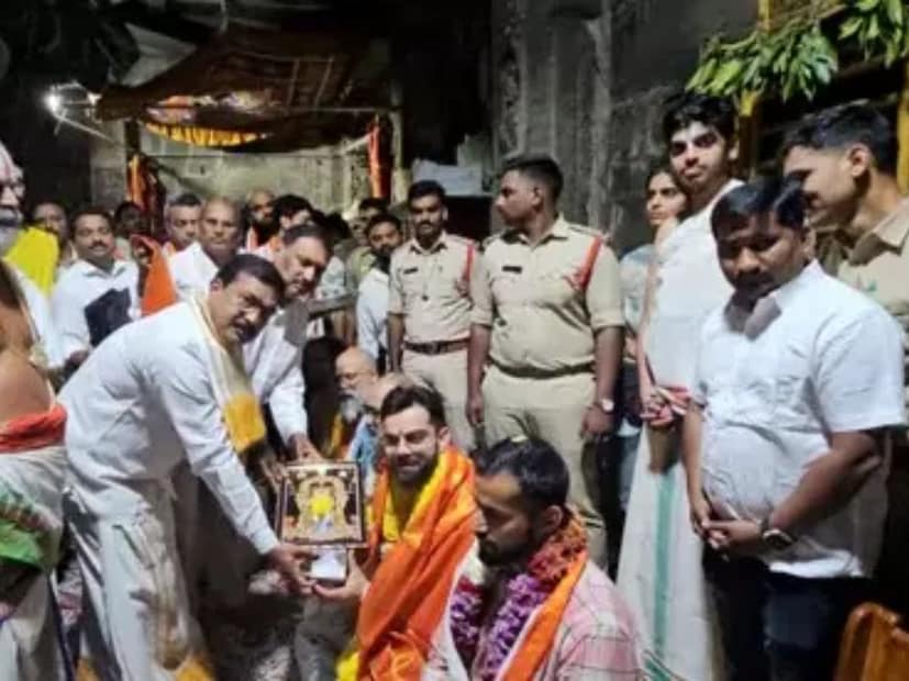 रांचीमध्ये झालेल्या पहिल्या सामन्यात विराटने 135 रन केले, या सामन्यात भारताचा विजय झाला. पण रायपूरमध्ये झालेल्या दुसऱ्या सामन्यात 102 रनची खेळी करूनही भारताला पराभव पत्करावा लागला. यानंतर विशाखापट्टणममध्ये झालेल्या तिसऱ्या सामन्यात विराटने नाबाद 65 रन केले. सीरिजच्या 3 सामन्यांमध्ये मिळून विराटच्या 302 रन झाल्या.