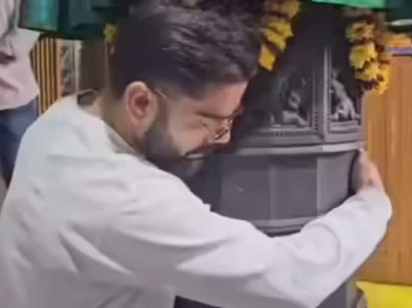 वनडे सीरिज संपल्यानंतर भारतीय खेळाडू त्यांच्या घरी गेले, पण विराट मात्र विशाखापट्टणममध्येच थांबला. रविवारी विराट कोहलीने विशाखापट्टणमच्या प्रसिद्ध सिंहाचलम मंदिरात जाऊन दर्शन घेतलं. विराटच्या मंदिर दर्शनाचे फोटो आणि व्हिडिओ समोर आले आहेत.