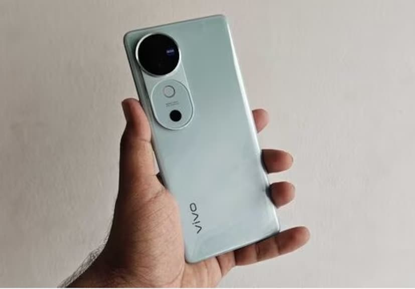 Vivo V50 आता Amazonवर फक्त ₹28,898 मध्ये उपलब्ध आहे, जो त्याच्या ₹34,999 च्या लाँच किमतीपेक्षा कमी आहे. याचा अर्थ तुम्ही ₹6,000 पेक्षा जास्त बचत करत आहात.