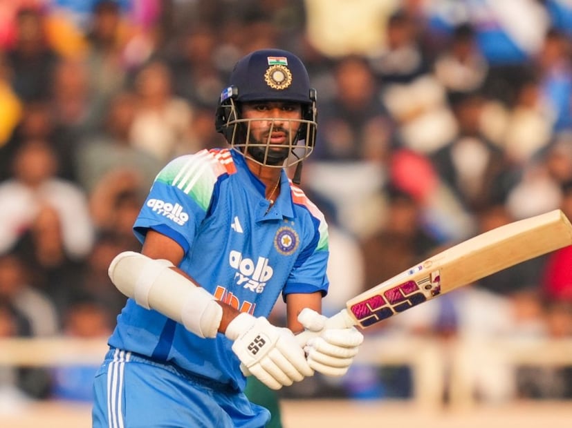 मागच्या काही काळापासून वॉशिंग्टन सुंदर हा भारताचा तिन्ही फॉरमॅटमध्ये खेळणारा खेळाडू बनला आहे, पण दक्षिण आफ्रिकेविरुद्धच्या टेस्ट आणि वनडे सीरिजमध्ये सुंदरची कामगिरी निराशाजनक झाली, त्यामुळे पहिल्या टी-20 मध्ये सुंदरला चान्स मिळण्याची शक्यता कमी आहे.