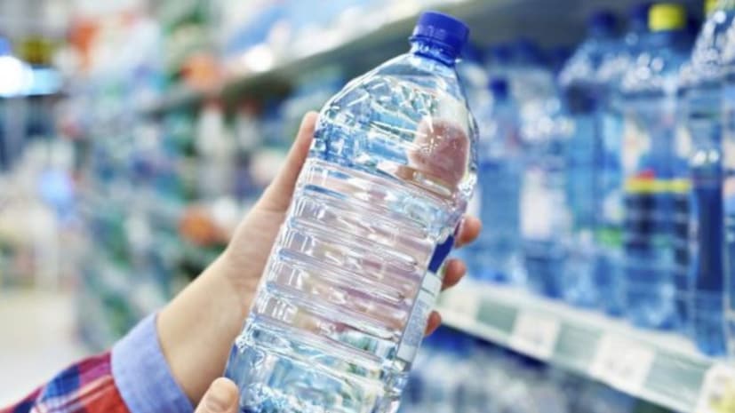 2024 च्या एका अभ्यासात काही उत्पादनांमध्ये प्रति लिटर लाखो प्लास्टिक कण असल्याचे स्पष्ट झाले. काही संशोधनांत असेही आढळले की बाटली बंद पाण्यात नळाच्या पाण्यापेक्षा मायक्रोप्लास्टिक्सचे प्रमाण जास्त असते. ज्यामुळे सूज, हार्मोनल बिघाड आणि शरीरातील अवयवांमध्ये प्लास्टिक कण साचणे यासारखे धोके वाढू शकतात.