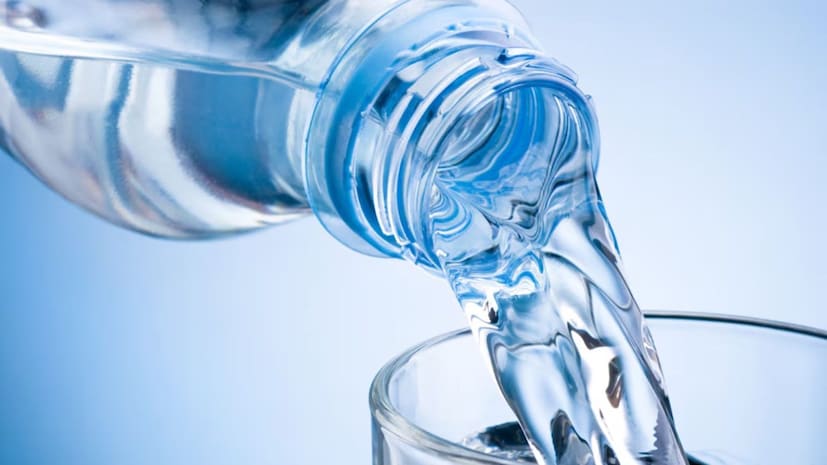 या वर्षीच्या एका संशोधनात उघड झाले की बाटली बंद पाणी लोकांच्या समजुतीइतके सुरक्षित असतेच असे नाही. पुनर्भरणा करता येणाऱ्या जगांमध्ये आणि प्लास्टिकच्या बाटल्यांमधील पाण्यात जिवाणूंचे प्रमाण अत्यंत उच्च असल्याचे आढळले.