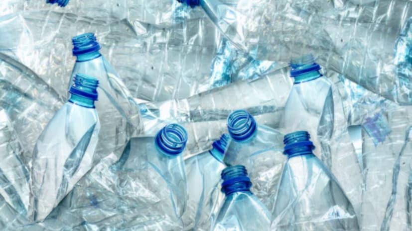 परंतु वैज्ञानिक संशोधन याच्या उलट चित्र दाखवत आहे. शुद्धतेची भावना केंद्रस्थानी ठेवून बाटली बंद पाण्याचा प्रचार केला जातो, तरीही अभ्यास सांगतात की ते आरोग्य आणि पर्यावरण या दोन्हींसाठी धोका निर्माण करू शकते.