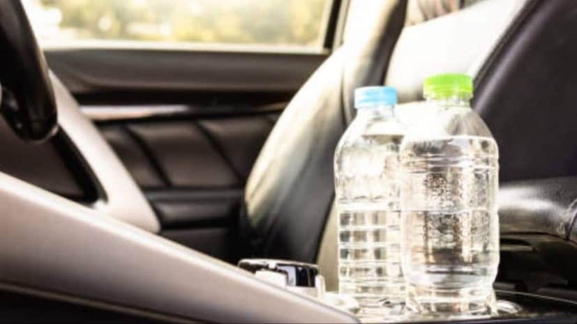 याउलट बाटली बंद पाणी हे पॅक केलेले खाद्यपदार्थ मानले जाते. त्यामुळे त्याची कमी तपासणी केली जाते आणि उत्पादकांना त्याची गुणवत्ता सांगणारी सविस्तर माहिती जाहीर करण्याची आवश्यकता नसते. अनेक संशोधनांत बाटली बंद पाण्यात मायक्रोप्लास्टिक्स, रासायनिक अवशेष आणि जिवाणू आढळले आहेत.