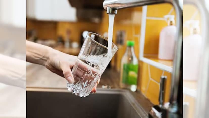 उलट बहुतांश विकसित देशांमधील नळाच्या पाण्यावर बाटली बंद पाण्यापेक्षा अधिक कडक कायदेशीर नियम लागू असतात. नळाच्या पाण्यातील जिवाणू, जड धातू आणि कीटकनाशकांची रोज तपासणी केली जाते. ब्रिटनमध्ये पिण्याच्या पाण्याचे परिणाम खुलेपणाने प्रसिद्ध केले जातात. अमेरिकेत पर्यावरण संरक्षण एजन्सी (EPA) च्या देखरेखीखाली राष्ट्रीय पिण्याचे पाणी नियम लागू राहतात. युरोपमध्ये ईयू पेयजल निर्देशांचे पालन करून पाण्याची गुणवत्ता सुनिश्चित केली जाते.