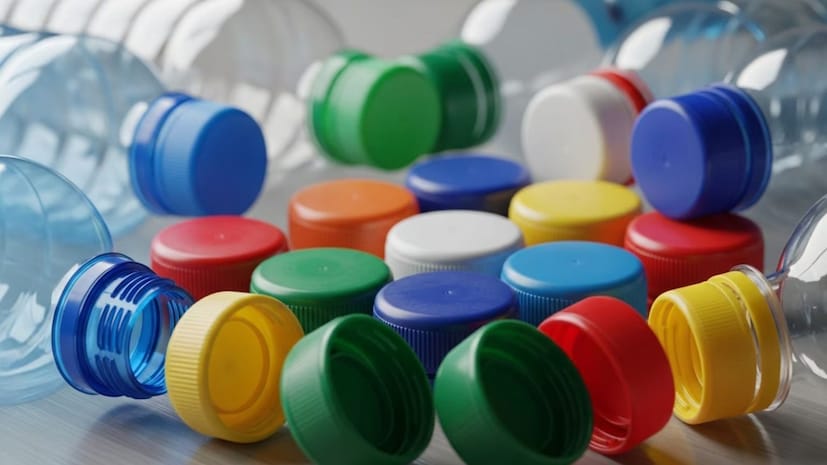 प्लास्टिकच्या बाटल्यांतून अँटिमनी, फथॅलेट्स आणि बिसफेनोलसारखे रासायनिक पदार्थ पाण्यात मिसळू शकतात. अँटिमनी हे पीईटी प्लास्टिक तयार करण्यासाठी वापरले जाणारे उत्प्रेरक आहे, तर फथॅलेट्स प्लास्टिकला लवचिक ठेवतात.