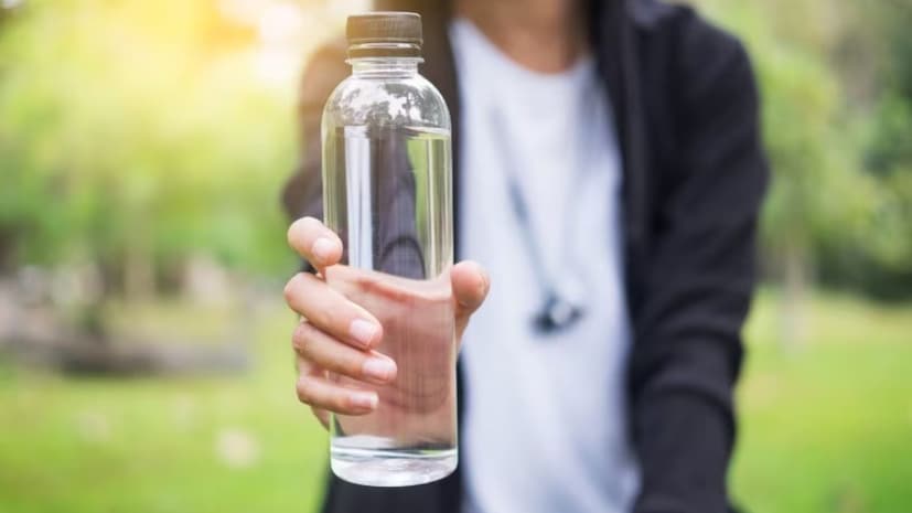 बिसफेनोलचे वापर प्लास्टिक कठीण करण्यासाठी आणि खाद्य-पेयांच्या डब्यांवर कोटिंग करण्यासाठी केला जातो. हे सर्व रसायन विशेषतः गरम वातावरणात उदा. गाड्यांमध्ये, डिलिव्हरी व्हॅन्समध्ये किंवा उन्हात ठेवताना पाण्यात मिसळण्याची शक्यता जास्त असते.