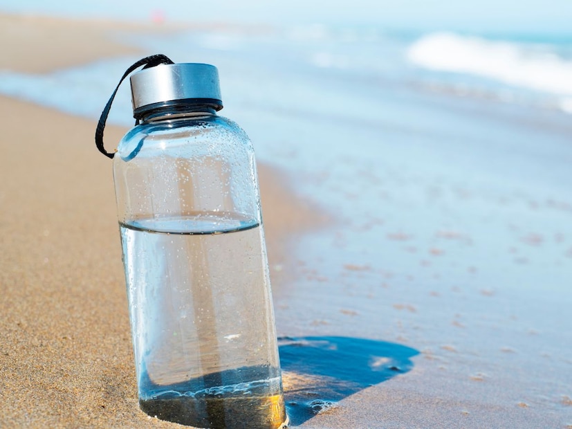 प्रवास असो, उन्हाचा तडाखा असो किंवा एखादं हॉटेल; तहान लागली की आपला हात सर्वात आधी पाण्याच्या बाटलीकडे जातो. आपण सहजपणे दुकानात जाऊन प्रवास असो, उन्हाचा तडाखा असो किंवा एखादं हॉटेल; तहान लागली की आपला हात सर्वात आधी पाण्याच्या बाटलीकडे जातो. आपण सहजपणे दुकानात जाऊन