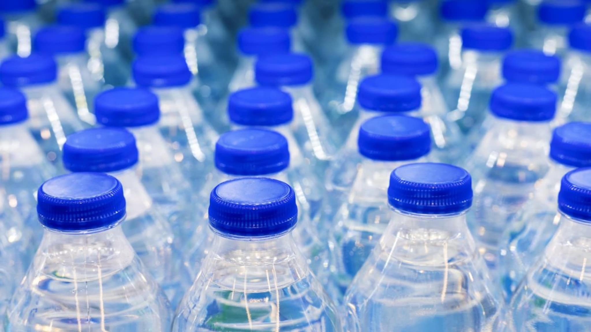 Water Bottle : 20 रुपयाची पाण्याची बाटली, तुम्ही जे पीत आहात, ते नैसर्गिक मिनरल वॉटर आहे की शुद्ध केलेलं साधं पाणी?