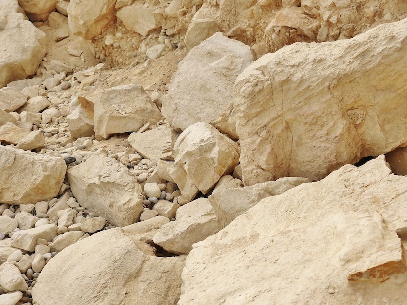 2. चुनखडी: पाण्याचा pH बॅलन्स करणारा 'फिल्टर'दुसरी महत्त्वाची वस्तू जी विहिरींमध्ये टाकली जायची ती म्हणजे चुनखडी (Limestone) किंवा चुन्याचा दगड. चुनखडीचे काम पाणी शुद्ध करण्यासोबतच त्याला संतुलित ठेवणे हे होते