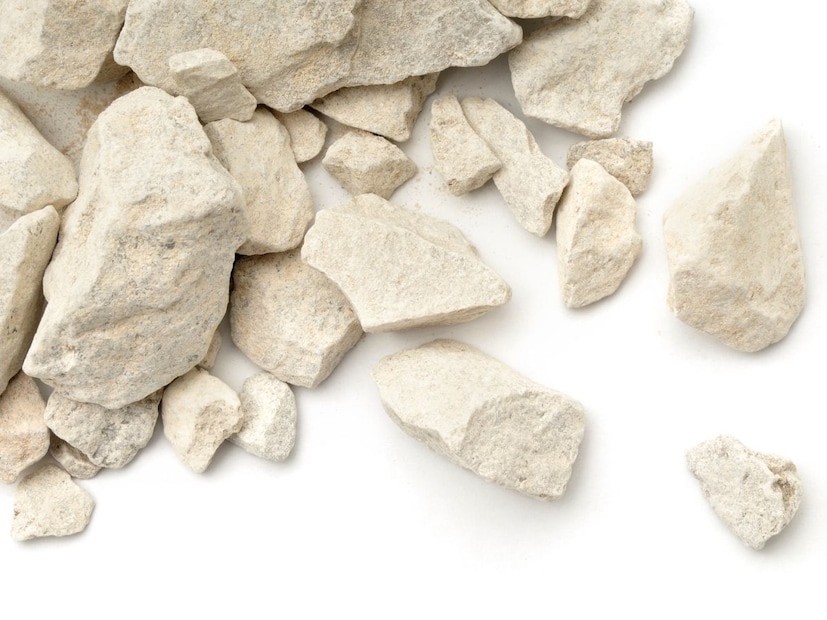 चुनखडी पाण्याचा pH व्हॅल्यू संतुलित ठेवते. पाणी जास्त आम्लधर्मी  असेल तर ते त्याला सामान्य करते आणि जास्त अल्कधर्मी असेल तर त्याला संतुलित करते. चुनखडी पाण्यात असलेला गाळ, मातीचे कण आणि इतर अशुद्धता शोषून घेते आणि त्यांना तळाशी बसवते. त्यामुळे विहिरीच्या वरचे पाणी स्वच्छ आणि पूर्णपणे पारदर्शक राहते.