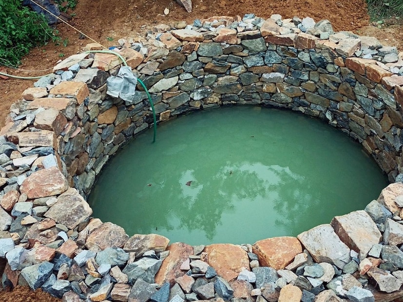 जेव्हा तांबे पाण्याच्या संपर्कात येते, तेव्हा त्याचे आयन (Ions) हळू हळू पाण्यात मिसळतात आणि बॅक्टेरिया, व्हायरस तसेच अनेक प्रकारचे हानिकारक जंतू नष्ट करतात. आजचे आधुनिक विज्ञानही हे मान्य करते की, तांब्याद्वारे होणारे शुद्धीकरण (Copper Purification) ही एक उत्कृष्ट नैसर्गिक पद्धत आहे. यामुळेच, जुन्या विहिरींचे पाणी लवकर खराब होत नव्हते आणि लोक पोटासंबंधी आजारांपासून मोठ्या प्रमाणात सुरक्षित राहायचे.