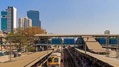 प्रभादेवी रेल्वे स्थानकातील गर्दी कमी करण्यासाठी पश्चिम रेल्वेकडून लोकल थांब्यात बदल, गर्दी विभागण्यासाठी मोठा निर्णय