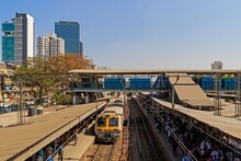 प्रभादेवी रेल्वे स्थानकातील गर्दी कमी करण्यासाठी पश्चिम रेल्वेकडून लोकल थांब्यात बदल, गर्दी विभागण्यासाठी मोठा निर्णय