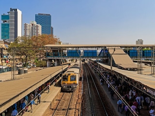 प्रभादेवी रेल्वे स्थानकातील गर्दी कमी करण्यासाठी पश्चिम रेल्वेकडून लोकल थांब्यात बदल, गर्दी विभागण्यासाठी मोठा निर्णय प्रभादेवी रेल्वे स्थानकातील गर्दी कमी करण्यासाठी पश्चिम रेल्वेकडून लोकल थांब्यात बदल, गर्दी विभागण्यासाठी मोठा निर्णय