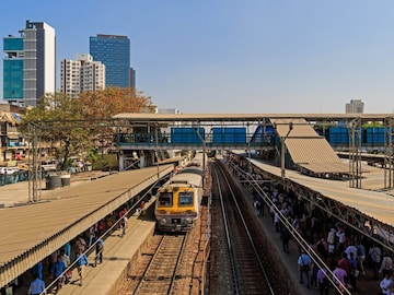 प्रभादेवी रेल्वे स्थानकातील गर्दी कमी करण्यासाठी पश्चिम रेल्वेकडून लोकल थांब्यात बदल, गर्दी विभागण्यासाठी मोठा निर्णय प्रभादेवी रेल्वे स्थानकातील गर्दी कमी करण्यासाठी पश्चिम रेल्वेकडून लोकल थांब्यात बदल, गर्दी विभागण्यासाठी मोठा निर्णय