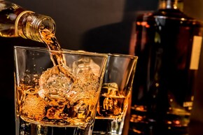 थायलंडमध्ये दुपारी का पिऊ शकत नाही दारु? काय आहे या नियमा मागचं कारण