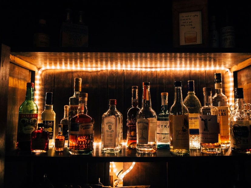 पार्टीनंतरची काळजी (The Night Cap)घरी परतल्यावर झोपण्यापूर्वी एक मोठा ग्लास पाणी प्या. जर तुम्हाला शक्य असेल तर ओआरएस (ORS) किंवा इलेक्ट्रोलाइट्स असलेले पेय प्या, ज्यामुळे शरीरातील मीठ आणि खनिजांची कमतरता भरून निघेल. अल्कोहोलमुळे तुमची झोप विस्कळीत होते. हँगओव्हर टाळण्यासाठी रात्री 7-8 तासांची शांत आणि पूर्ण झोप आवश्यक आहे.