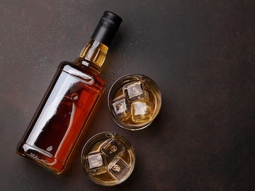 थायलंडमध्ये दुपारी का पिऊ शकत नाही दारु? काय आहे या नियमा मागचं कारण