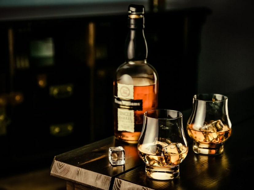 खरंतर यामागे कोणतीही गुंतागुंतीची आंतरराष्ट्रीय डील नाही. हे सगळं गणित खूप साधं आहे आणि ते तुमच्या आमच्या नव्हे, तर सरकारच्या टॅक्स धोरणांवर अवलंबून आहे.