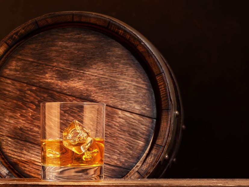 ABV म्हणजे काय? What is ABV?ABV चा पूर्ण अर्थ आहे Alcohol By Volume. मराठीत याला 'प्रमाणानुसार अल्कोहोल' असे म्हणता येईल. ABV हे दर्शवते की पेय पदार्थाच्या एकूण प्रमाणामध्ये शुद्ध अल्कोहोल (Ethanol) चे प्रमाण किती टक्के आहे. उदाहरण जर एखाद्या बिअरच्या बाटलीवर 5% ABV असे लिहिले असेल, तर याचा अर्थ त्या बिअरच्या एकूण प्रमाणात 5% भाग शुद्ध अल्कोहोल आहे आणि उर्वरित 95% भाग पाणी, फ्लेवर्स आणि इतर घटक आहेत.