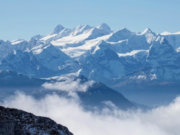 शक्तिशाली आणि जिवंत पर्वतरांग