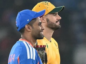 IND vs SA : LIVE सामन्याआधी गंभीरची मानच धरली, मैदानात नेमकं काय घडलं? IND vs SA : LIVE सामन्याआधी गंभीरची मानच धरली, मैदानात नेमकं काय घडलं?