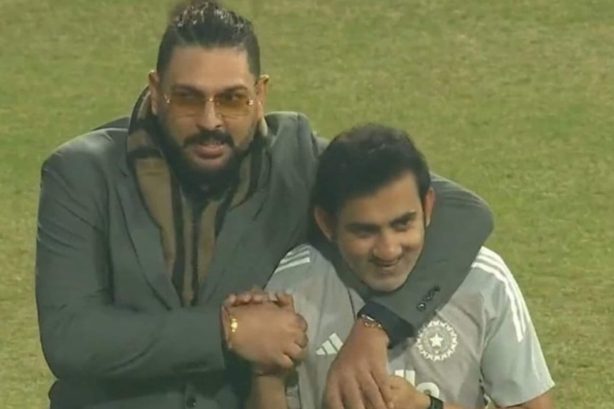 IND vs SA : LIVE सामन्याआधी गंभीरची मानच धरली, मैदानात नेमकं काय घडलं? IND vs SA : LIVE सामन्याआधी गंभीरची मानच धरली, मैदानात नेमकं काय घडलं?