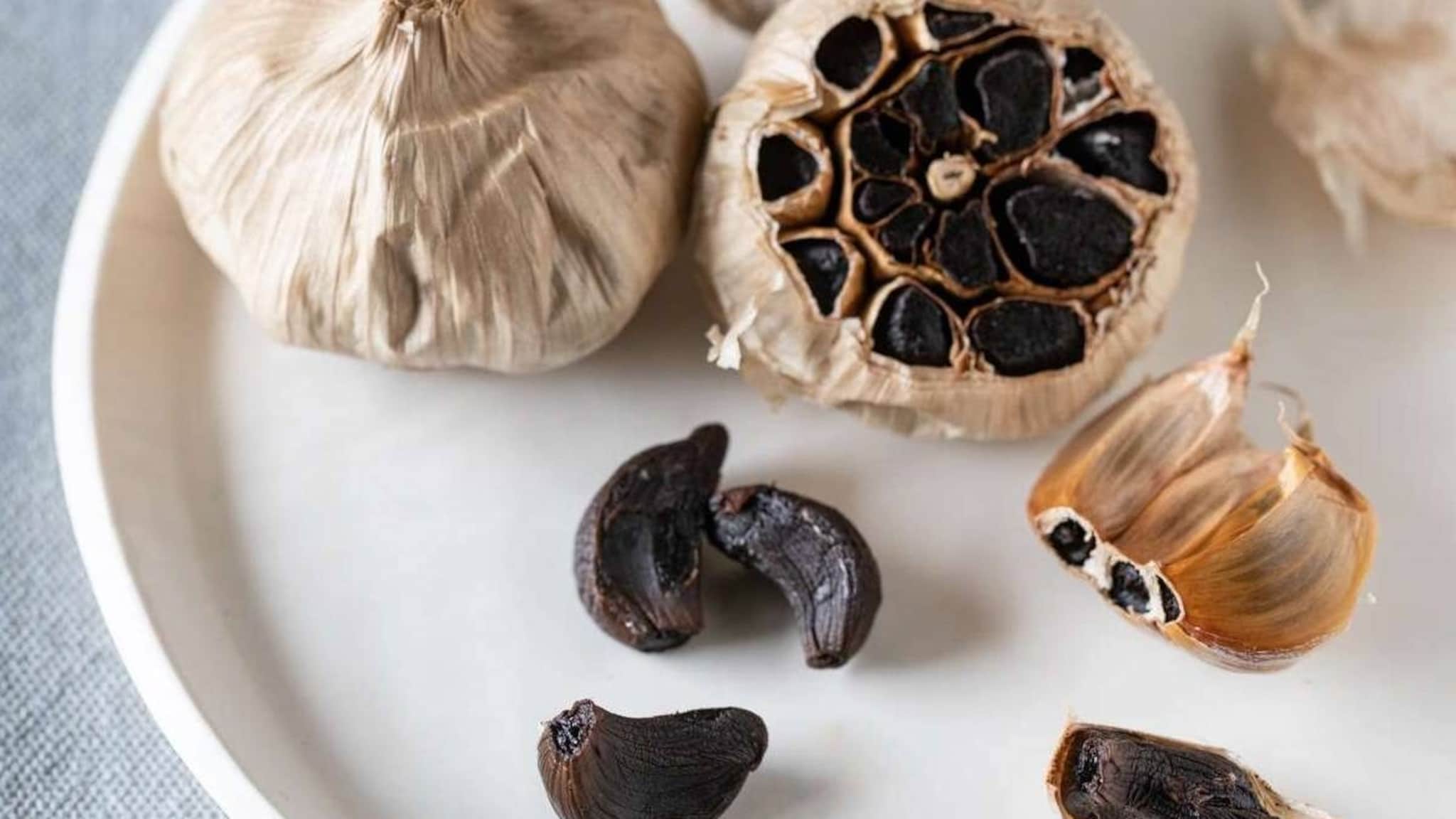White Vs Black Garlic : पांढरा लसूण की काळा, कोणता आरोग्यासाठी जास्त फायदेशीर? पाहा दोन्हीतील फरक