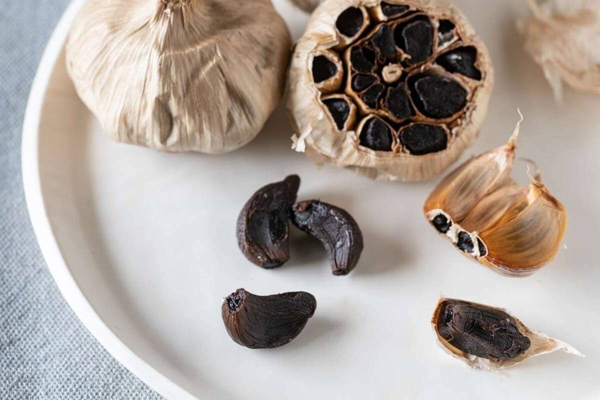 पांढरा लसूण की काळा, कोणता आरोग्यासाठी जास्त फायदेशीर? पाहा दोन्हीतील फरक पांढरा लसूण की काळा, कोणता आरोग्यासाठी जास्त फायदेशीर? पाहा दोन्हीतील फरक